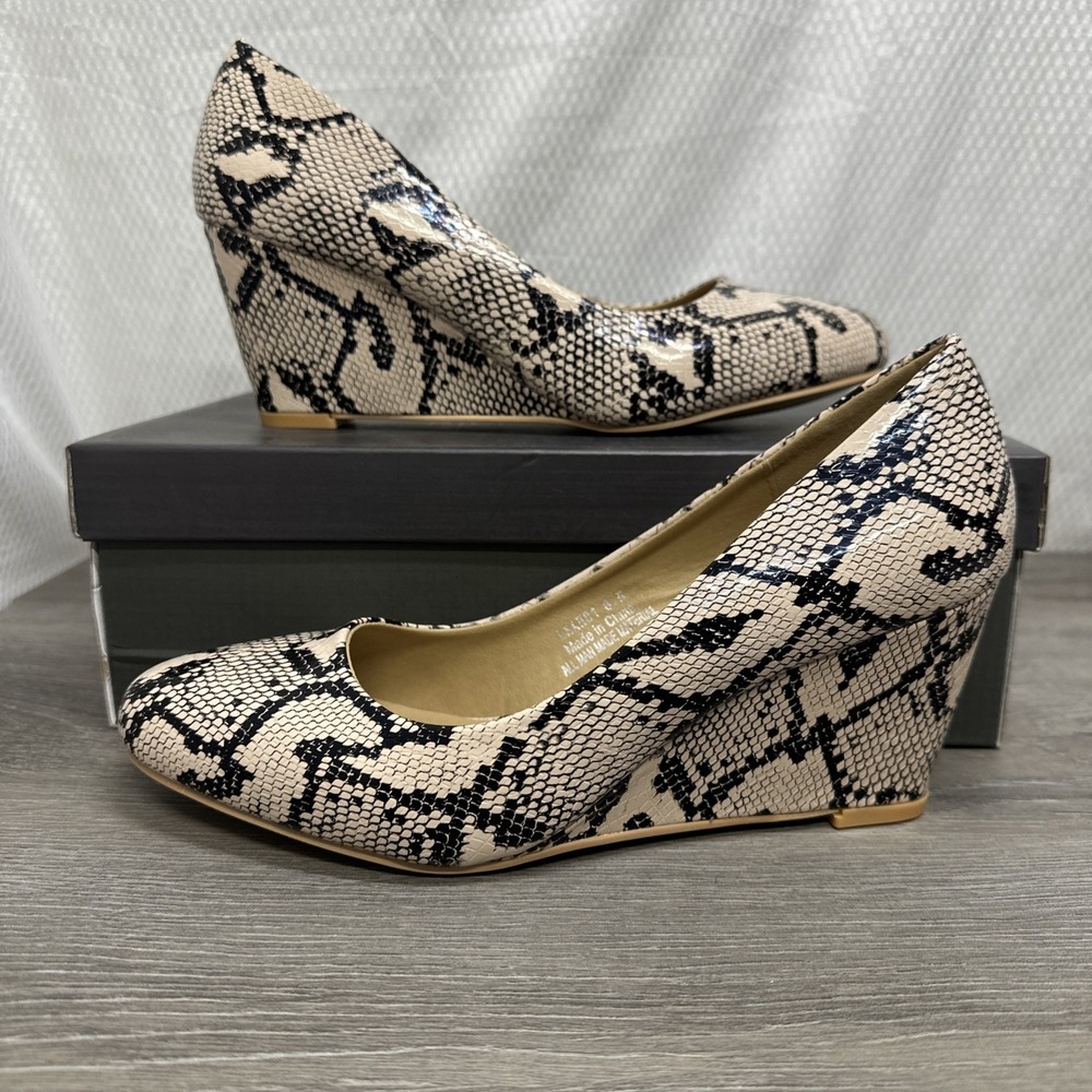 Snakeskin Faux Wedge Pumps Womens 8.5 Snakeskin Good Almond Toe platform heels